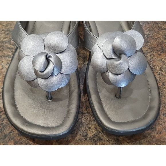 Life Style Soft System Metallic Silver Flip Flop, Wide Straps | Flowers | sz 9M - Picture 8 of 8